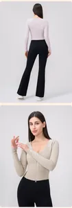 Dettaglio della maglia sportiva da donna con zip, scollo a U e tessuto a costine elasticizzato