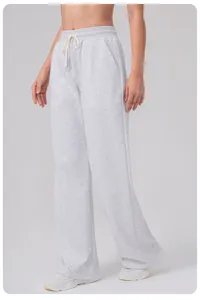 Détail de la taille haute avec cordon et poches latérales sur le pantalon gris chiné