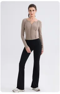 Vue détaillée du haut de yoga pour femme avec col en V et couture verticale amincissante
