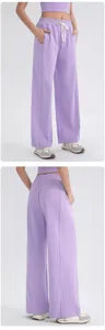 Detalle de los pantalones de yoga lavanda de pierna ancha con cintura alta y cordón
