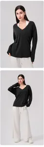 Detail eines V-Ausschnitt Langarm-Yoga-Tops aus weichem Lyocell-Stoff in Schwarz