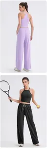 Vista detallada de pantalones de yoga de pierna ancha y talle alto con top halter a juego