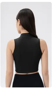 Vue arrière du haut de yoga noir sans manches à col montant avec tissu de compression