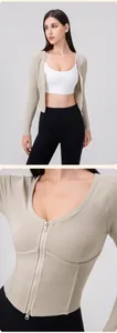 Dettaglio della trama a costine e della zip sulla maglia da yoga slim beige da donna
