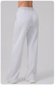 Vue arrière du pantalon de sport gris clair avec jambe large et taille haute élastique