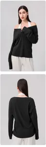 Vorder- und Rückansicht eines lässigen schwarzen Off-Shoulder-Yoga-Oberteils für Damen
