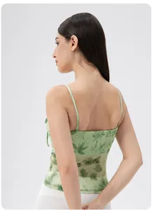 Λεπτομέρεια από ανοιχτό πράσινο floral yoga top με λεπτές τιράντες και δίχτυ ύφασμα