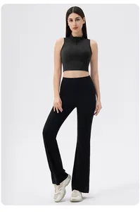 Vue complète d'un ensemble de yoga noir avec haut sans manches zippé et pantalon évasé