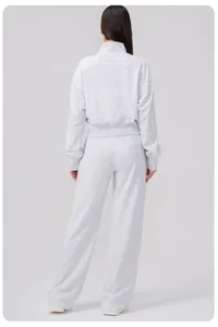 Vue arrière d'un ensemble de sport gris avec pantalon large et sweat à fermeture