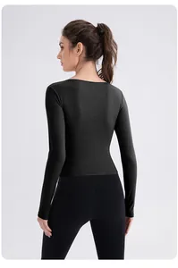 Vue arrière d'un haut de yoga noir à manches longues pour femmes en tissu élastique