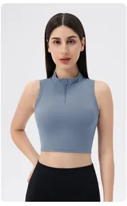 Vue de face du débardeur de yoga bleu-gris avec col montant et détail zippé à l'avant