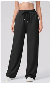 Détail de la taille haute avec cordon sur ce pantalon de sport large et noir