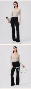 Dettaglio del top da yoga con zip slim-fit e pantaloni a zampa per il fitness donna