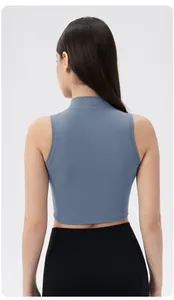 Vue arrière du débardeur de yoga gris-bleu sans manches avec col montant et coupe sport