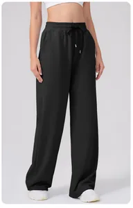 Détail du cordon à la taille haute sur le pantalon de sport noir à jambes larges