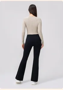 Top sportivo aderente a maniche lunghe e pantaloni yoga a zampa visti dal retro