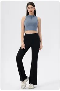Haut de yoga bleu sans manches à col montant avec zip et pantalon évasé