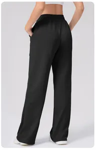 Détail du pantalon de sport à taille haute et jambes larges avec coupe décontractée