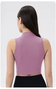 Haut de yoga sans manches à col montant avec coupe ajustée au dos, couleur violette