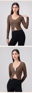 Dettaglio del top a costine con zip a maniche lunghe e leggings sportivi a vita alta