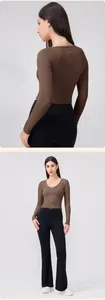 Vista dettagliata del top da yoga marrone con zip, trama a coste e cuciture posteriori