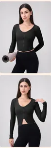 Dettaglio del top da yoga nero a costine con zip, cuciture a corsetto e leggings a vita alta