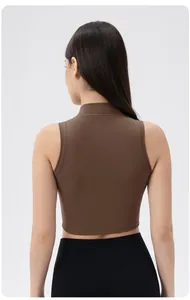 Détail arrière du gilet de yoga sans manches marron chocolat avec un dos nageur