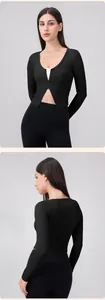 Dettaglio del top da yoga nero slim-fit con trama a costine e cerniera con scollo a U