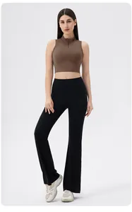 Vue complète du haut de yoga sans manches avec fermeture éclair et pantalon évasé de sport