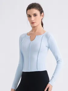 Haut de yoga bleu clair à manches longues ajusté avec col en V et texture côtelée
