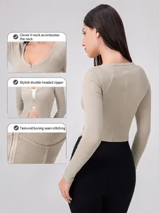 Maglia sportiva da donna slim con zip, scollo a U e dettagli di cuciture a lisca di pesce