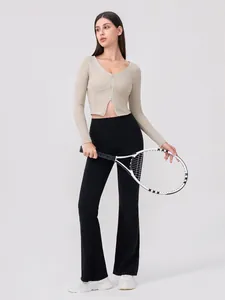 Giacca beige a costine con zip e pantaloni yoga svasati neri per fitness da donna