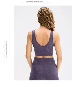 Detailweergave van het diepe V-rugontwerp op de paarse camouflage jacquard yoga sport-bh