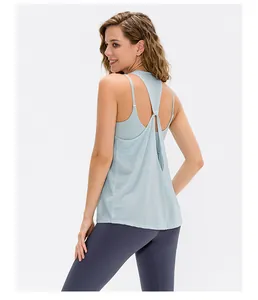 Detailaufnahme von Mesh-Gewebe und Knotendesign am Rücken eines Yoga-Tops