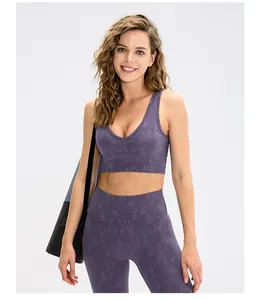 Detail van de paarse camouflage yoga legging met hoge taille en ademende sportstof
