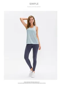 Detail von hellblauem Yoga-Tanktop und lila Leggings für Damen-Fitness-Training