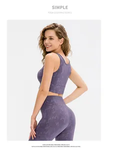 Detail van paarse camouflage yogaset met getextureerde sport-bh en legging met hoge taille