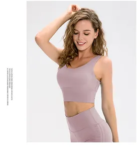 Detail von hochelastischem Sport-BH und Leggings-Set in sanftem Malve für Fitness