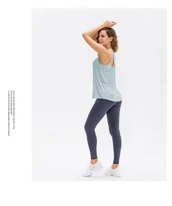 Seitenansicht einer Frau im hellblauen Yoga-Top und grauen Leggings für Fitness