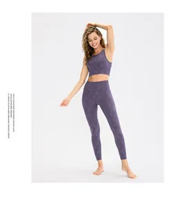 Detail van paarse camouflage yoga legging met hoge taille en bijpassende sportbeha-set