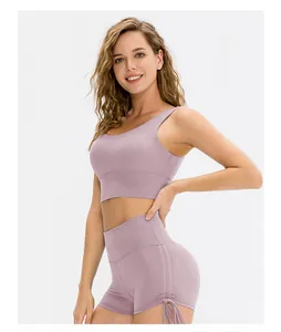 Detail des fliederfarbenen Yoga-Sets mit seitlichem Kordelzug an der Sport-Shorts