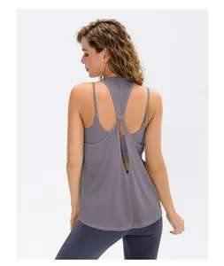 Detailansicht eines grauen, lockeren Yoga-Tops mit Knotendesign und atmungsaktivem Stoff