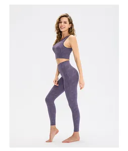 Detail van paarse camouflage jacquard yoga legging met hoge taille en naadloze textuur