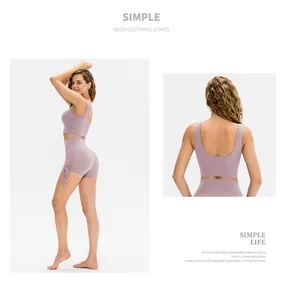 Detailansicht des lila Yoga-Sets mit U-Ausschnitt-Oberteil und Shorts mit Tunnelzug
