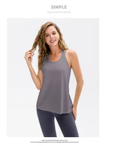 Detail des atmungsaktiven Netzgewebes auf einem lila Yoga-Tanktop für Damen