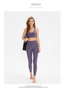 Detail van paarse camouflage yogaset met V-hals sportbeha en legging met hoge taille