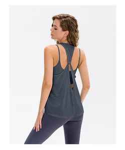 Detail eines Yoga-Tops mit gedrehtem Rücken, atmungsaktivem Mesh und Kreuzträgern