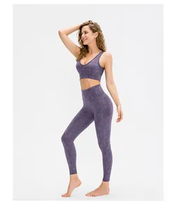 Detail van paarse camouflage jacquard sportbeha en set met hoge taille legging