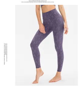 Detailansicht der lila Camouflage-Yogahose mit hohem Bund und flexibler Stoffstruktur
