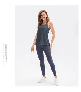 Detailansicht des locker sitzenden Yoga-Tanks und der lila High-Waist-Sportleggings